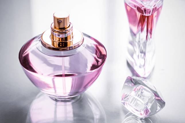 Bouteille de parfum rose et transparent.